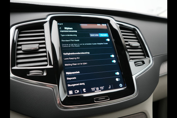 Volvo XC90 T8 Recharge AWD Plus Dark LONG RANGE 7 Persoons PHEV 455pk Dealer O.H. | Trekhaak Af Fabriek | Adaptive Cruise | Camera | Harman / Kardon | Lederen Sportstoelen Memory & Verwarmd | Google Assistent | Keyless | Blis | Stuur Verwarmd | Apple Carplay | Plug In Hybrid