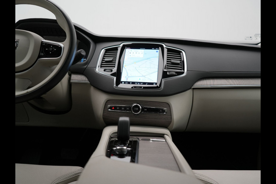 Volvo XC90 T8 Recharge AWD Plus Dark LONG RANGE 7 Persoons PHEV 455pk Dealer O.H. | Trekhaak Af Fabriek | Adaptive Cruise | Camera | Harman / Kardon | Lederen Sportstoelen Memory & Verwarmd | Google Assistent | Keyless | Blis | Stuur Verwarmd | Apple Carplay | Plug In Hybrid