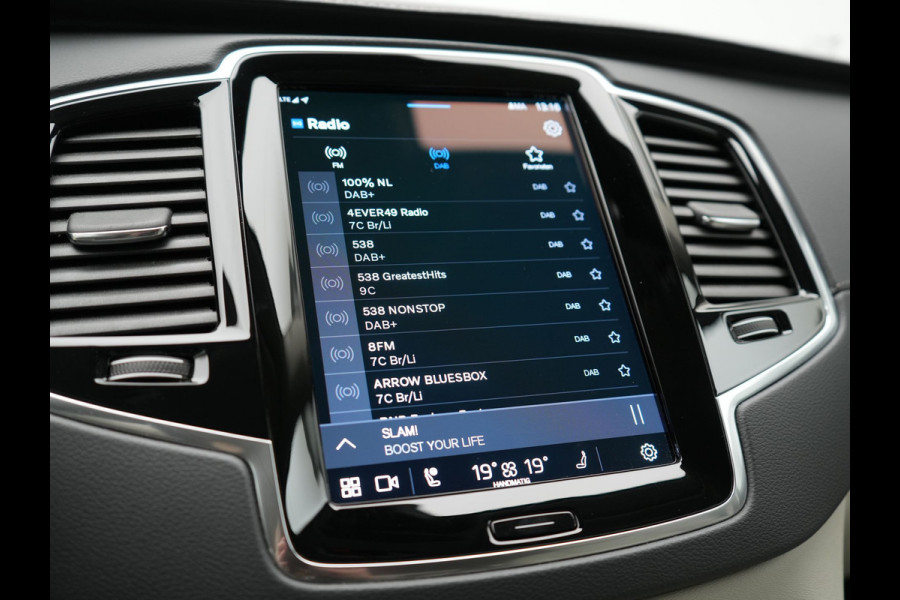 Volvo XC90 T8 Recharge AWD Plus Dark LONG RANGE 7 Persoons PHEV 455pk Dealer O.H. | Trekhaak Af Fabriek | Adaptive Cruise | Camera | Harman / Kardon | Lederen Sportstoelen Memory & Verwarmd | Google Assistent | Keyless | Blis | Stuur Verwarmd | Apple Carplay | Plug In Hybrid