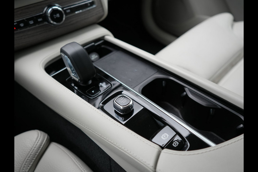 Volvo XC90 T8 Recharge AWD Plus Dark LONG RANGE 7 Persoons PHEV 455pk Dealer O.H. | Trekhaak Af Fabriek | Adaptive Cruise | Camera | Harman / Kardon | Lederen Sportstoelen Memory & Verwarmd | Google Assistent | Keyless | Blis | Stuur Verwarmd | Apple Carplay | Plug In Hybrid