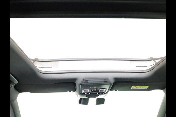 Volkswagen Tiguan 1.5 eHybrid R-Line Edition 204 pk Automaat (DSG) | Verlengde garantie | Navigatie | Panoramadak | Trekhaak (wegklapbaar) | Parkeersensoren (Park assist) | Rondomzicht camera | Stoelverwarming v/a | R-Line |