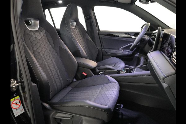 Volkswagen Tiguan 1.5 eHybrid R-Line Edition 204 pk Automaat (DSG) | Verlengde garantie | Navigatie | Panoramadak | Trekhaak (wegklapbaar) | Parkeersensoren (Park assist) | Rondomzicht camera | Stoelverwarming v/a | R-Line |