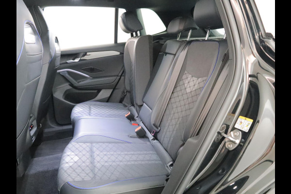 Volkswagen Tiguan 1.5 eHybrid R-Line Edition 204 pk Automaat (DSG) | Verlengde garantie | Navigatie | Panoramadak | Trekhaak (wegklapbaar) | Parkeersensoren (Park assist) | Rondomzicht camera | Stoelverwarming v/a | R-Line |