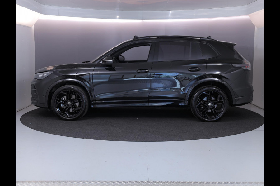 Volkswagen Tiguan 1.5 eHybrid R-Line Edition 204 pk Automaat (DSG) | Verlengde garantie | Navigatie | Panoramadak | Trekhaak (wegklapbaar) | Parkeersensoren (Park assist) | Rondomzicht camera | Stoelverwarming v/a | R-Line |