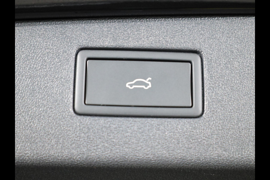 Volkswagen Tiguan 1.5 eHybrid R-Line Edition 204 pk Automaat (DSG) | Verlengde garantie | Navigatie | Panoramadak | Trekhaak (wegklapbaar) | Parkeersensoren (Park assist) | Rondomzicht camera | Stoelverwarming v/a | R-Line |