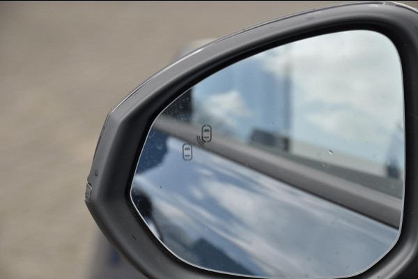 Lynk & Co 01 262PK Automaat / 360 Camera / Adaptieve cruise control / Elektrische stoelen / BLIS / Stoelverwarming / Elektrische achterklep / Climate control / Parkeersensoren met camera / Regensensor / Keyless entry /