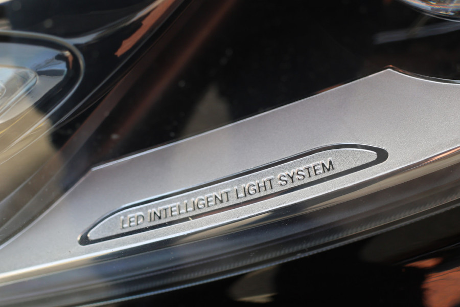 Mercedes-Benz V-Klasse 220d Lang DC | AMG | 360 Camera | CarPlay | Bi-Xenon | Lederen bekleding | Facelift model | Navigatie | 19'' AMG Velgen | Stoelverwarming | Kenwood Sound | DAB | Elek achterklep | Carbon afwerking | Sportonderstel | Dubbel cabine | Dealer onderhouden