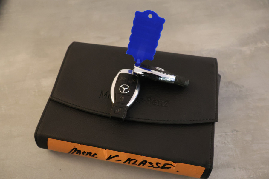 Mercedes-Benz V-Klasse 220d Lang DC | AMG | 360 Camera | CarPlay | Bi-Xenon | Lederen bekleding | Facelift model | Navigatie | 19'' AMG Velgen | Stoelverwarming | Kenwood Sound | DAB | Elek achterklep | Carbon afwerking | Sportonderstel | Dubbel cabine | Dealer onderhouden