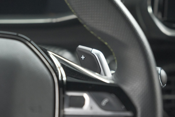 Peugeot 208 Hybrid 136 e-DCS6 GT | Camera | Apple Carplay & Android Auto | Parkeersensoren