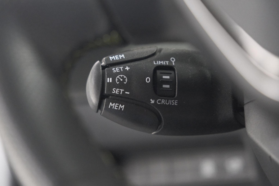 Peugeot 208 Hybrid 136 e-DCS6 GT | Camera | Apple Carplay & Android Auto | Parkeersensoren