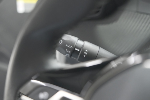 Peugeot 2008 PureTech 100 Allure Pack | Allseason Banden | Parkeersensoren | Apple Carplay