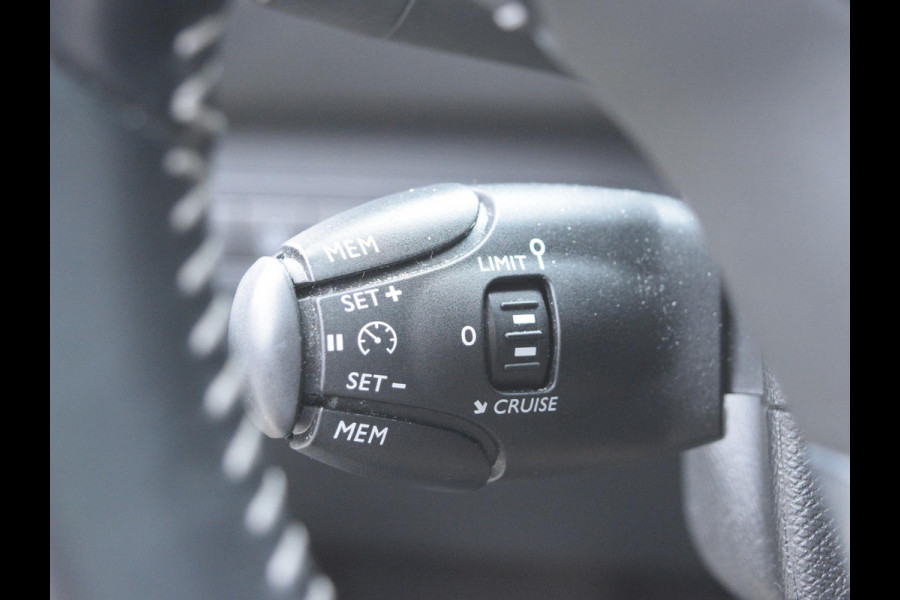 Peugeot 308 1.2 PureTech Allure NAVI & CARPLAY | PARKEERSENSOREN | E.C.C. |