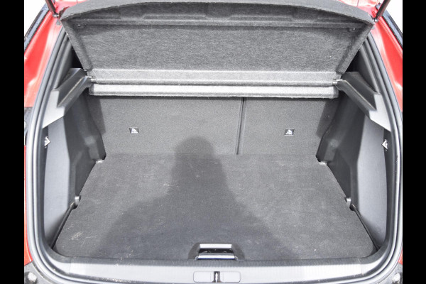 Peugeot e-2008 EV Allure Pack 50 kWh SOH 95% | STOELVERWARMING | CAMERA MET SENSOREN | NAVI & CARPLAY |