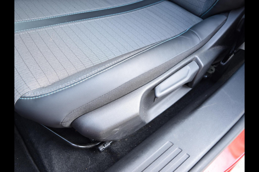 Peugeot e-2008 EV Allure Pack 50 kWh SOH 95% | STOELVERWARMING | CAMERA MET SENSOREN | NAVI & CARPLAY |