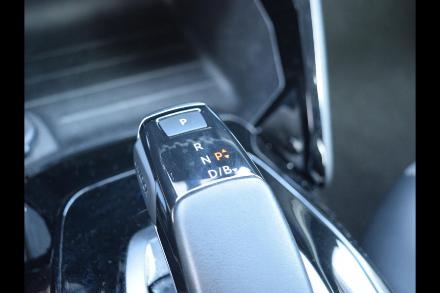 Peugeot e-2008 EV Allure Pack 50 kWh SOH 95% | STOELVERWARMING | CAMERA MET SENSOREN | NAVI & CARPLAY |