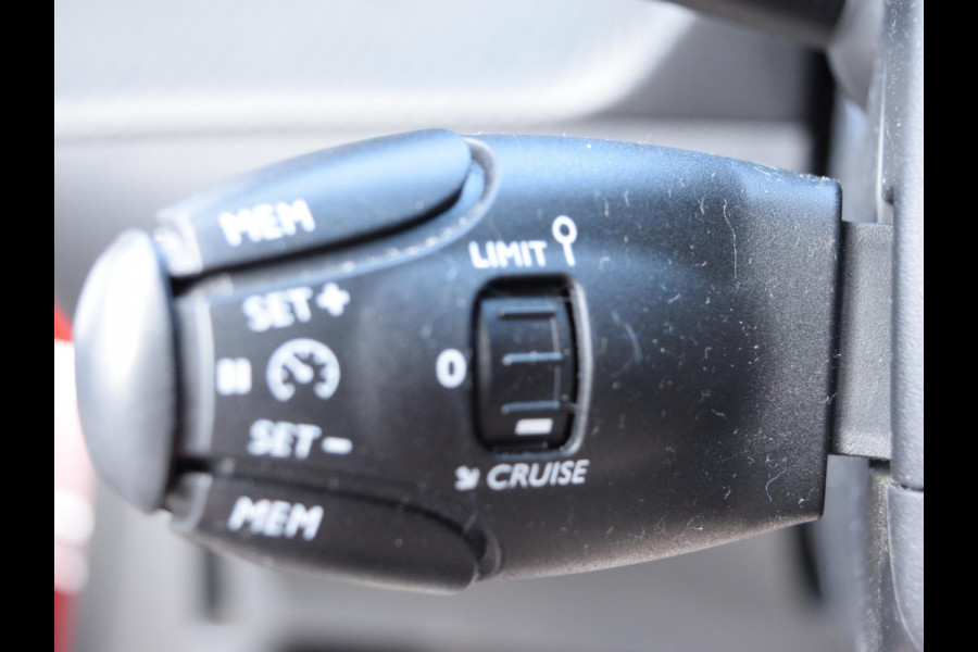 Peugeot e-2008 EV Allure Pack 50 kWh SOH 95% | STOELVERWARMING | CAMERA MET SENSOREN | NAVI & CARPLAY |