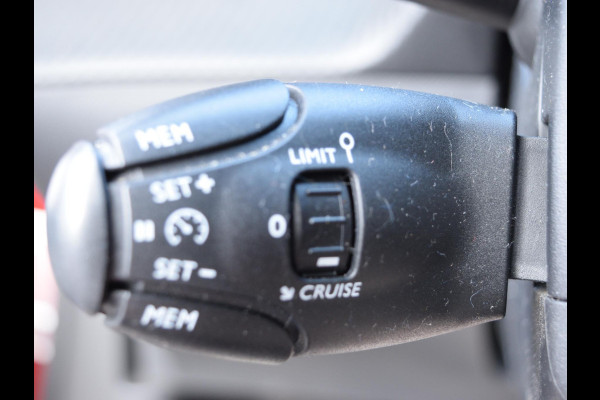 Peugeot e-2008 EV Allure Pack 50 kWh SOH 95% | STOELVERWARMING | CAMERA MET SENSOREN | NAVI & CARPLAY |