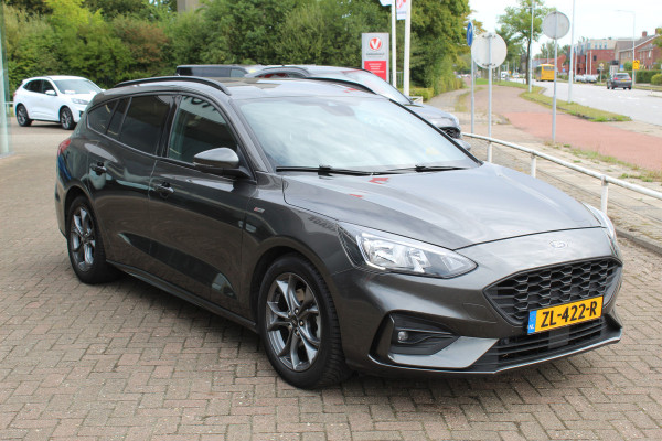 Ford FOCUS Wagon 1.0-125pk EcoBoost ST-Line AUTOMAAT ! Heel erg nette en goed onderhouden Ford Focus ST-Line wagon automaat. Volautm. airco dual, stoel-, stuur- en voorraamverw., camera, trekhaak, navigatie, telefoonvoorb., LM wln, cruise cntrl, skiluik etc., etc....