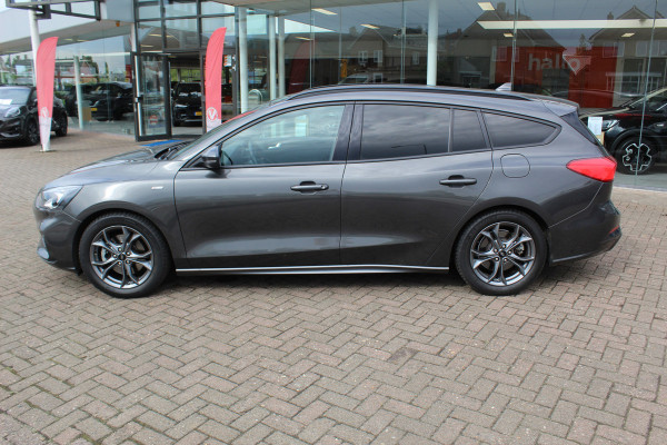 Ford FOCUS Wagon 1.0-125pk EcoBoost ST-Line AUTOMAAT ! Heel erg nette en goed onderhouden Ford Focus ST-Line wagon automaat. Volautm. airco dual, stoel-, stuur- en voorraamverw., camera, trekhaak, navigatie, telefoonvoorb., LM wln, cruise cntrl, skiluik etc., etc....