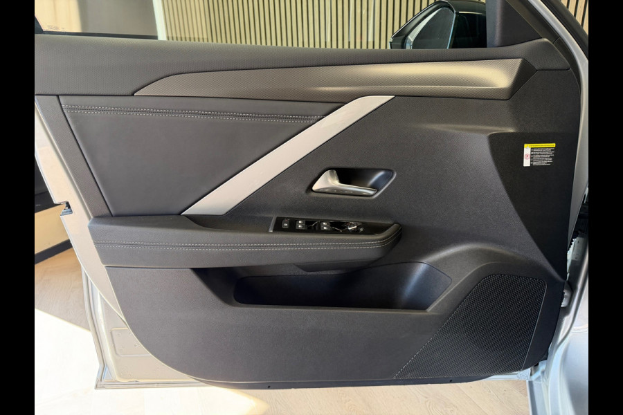 Opel Astra 1.2 TURBO GS 360 CAMERA PDC VOOR EN ACHTER MEMORY NAVI STOELVERWARMING STUURVERWARMING DODEHOEKBEWAKING LANE ASSIST