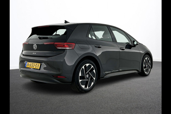 Volkswagen ID.3 Life 58 kWh Airco ECC Full LED Navi Carplay PDC VA+ Camera Adaptive Cruise Control 18" LM Velgen