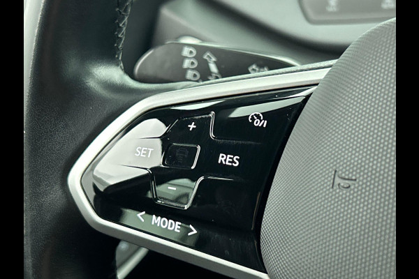 Volkswagen ID.3 Life 58 kWh Airco ECC Full LED Navi Carplay PDC VA+ Camera Adaptive Cruise Control 18" LM Velgen