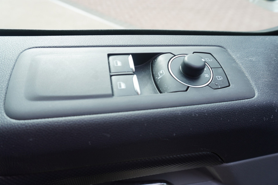 Ford E-Transit Cust. 320L L2H1 Limited 65 kWh Automaat met Powerpack Nr. V029 | Airco | Cruise | Apple CP- Android auto | Trekhaak