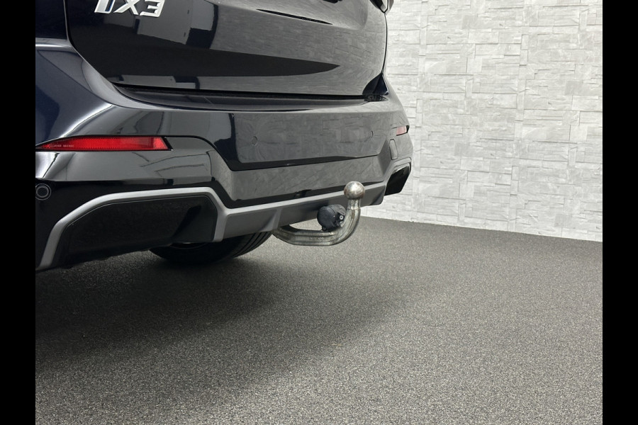 BMW iX3 M-Sport 80 kWh | Panorama | Leder | 99% SOH | ACC | Trekhaak | Memory | Camera | 3-Zone Clima | Carplay | Getint Glas | Black-Optic | Stoelverwarming | Draadloos Laden | Bovag Garantie |