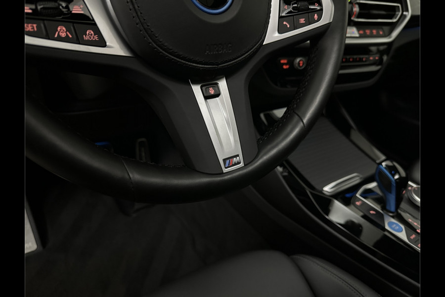 BMW iX3 M-Sport 80 kWh | Panorama | Leder | 99% SOH | ACC | Trekhaak | Memory | Camera | 3-Zone Clima | Carplay | Getint Glas | Black-Optic | Stoelverwarming | Draadloos Laden | Bovag Garantie |