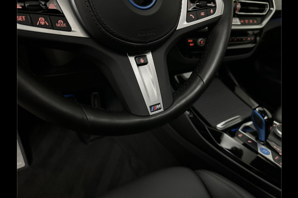 BMW iX3 M-Sport 80 kWh | Panorama | Leder | 99% SOH | ACC | Trekhaak | Memory | Camera | 3-Zone Clima | Carplay | Getint Glas | Black-Optic | Stoelverwarming | Draadloos Laden | Bovag Garantie |
