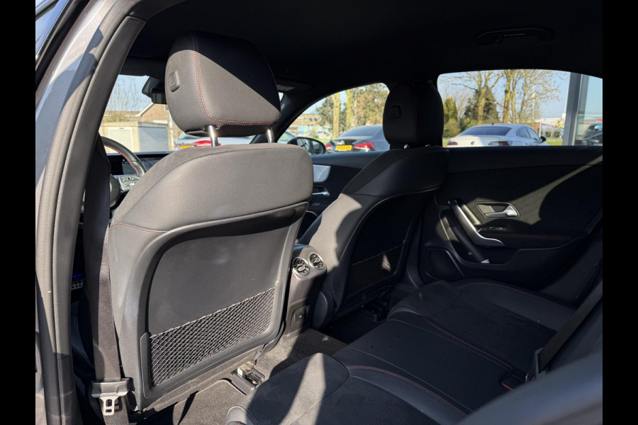 Mercedes-Benz A-Klasse 180 Aut. AMG Sport | Navi | Camera | Sfeer Verlichting |
