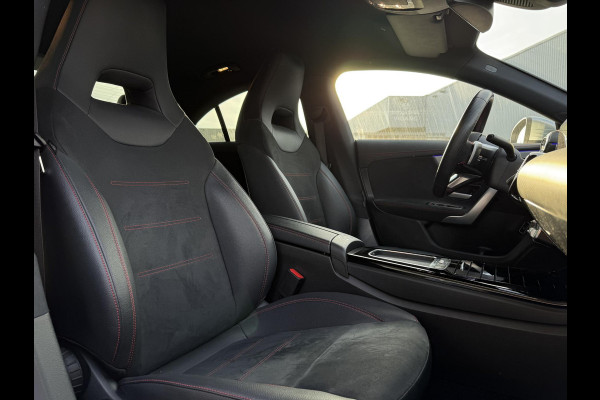 Mercedes-Benz CLA-Klasse Aut. 180 AMG Sport | Trekhaak | Navi | Camera | Sfeer Verlichting | Nieuw Model |