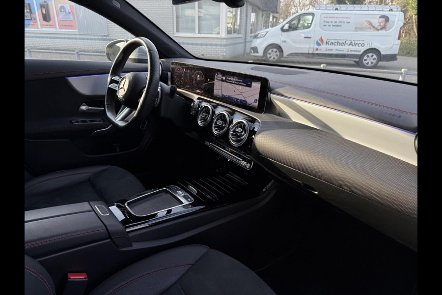 Mercedes-Benz CLA-Klasse Aut. 180 AMG Sport | Trekhaak | Navi | Camera | Sfeer Verlichting | Nieuw Model |