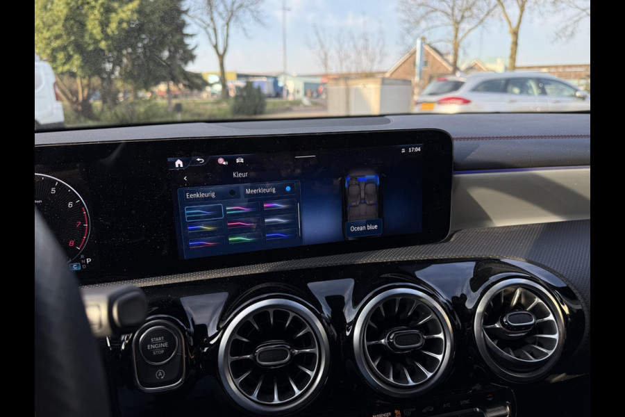 Mercedes-Benz CLA-Klasse Aut. 180 AMG Sport | Trekhaak | Navi | Camera | Sfeer Verlichting | Nieuw Model |