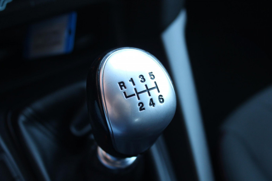 Ford FOCUS Wagon 1.0 ST-Line | Voorruitverwarming | 18 inch Lichtmetalen velgen | Cruise | Navi | PDC