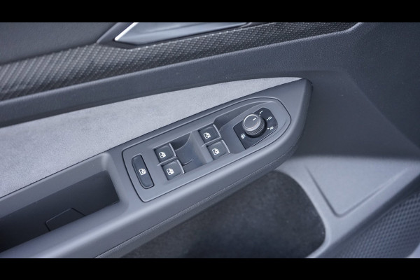 Volkswagen Golf 1.5 TSI R-Line Black Style AUTOMAAT-ACC-CAMERA-HARMAN KARDON-IQ LIGHT-KEYLESS-PANORAMA-STOELVERWARMING