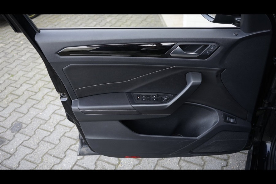 Volkswagen T-Roc 1.5 TSI R-Line AUTOMAAT-ACC-CAMERA-CLIMA-IQ LIGHT-KEYLESS-NAVIGATIE-PANORAMA-STOELVERWARMING