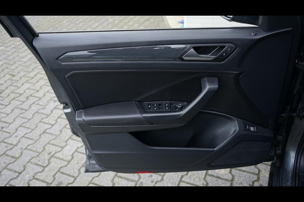 Volkswagen T-Roc 1.5 TSI Sport AUTOMAAT-ACC-CAMERA-CLIMA-FULL LED-KEYLESS-NAVIGATIE-PANORAMA-VIRTUEEL-VOLLEDER-STOELVERWARMING