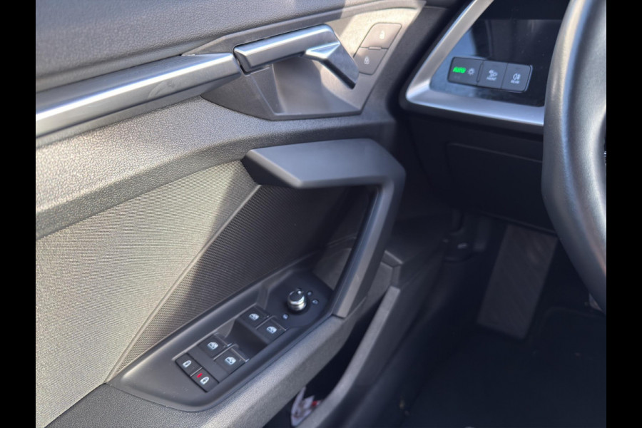 Audi A3 Sportback 30 TFSI Business edition | Sportstoelen | Navi | Virtual Cockpit | Led | Parkeerhulp |