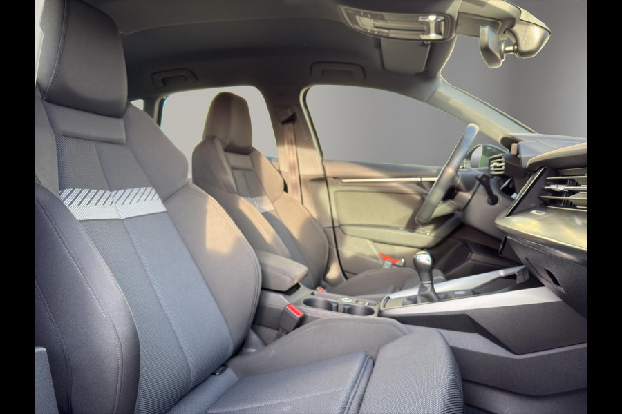 Audi A3 Sportback 30 TFSI Business edition | Sportstoelen | Navi | Virtual Cockpit | Led | Parkeerhulp |