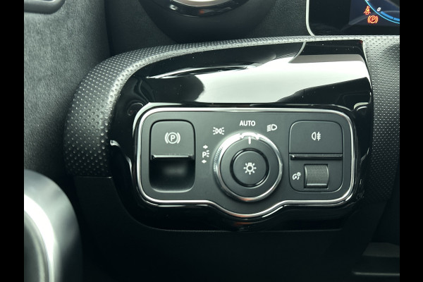 Mercedes-Benz A-Klasse 220 Premium Plus AMG-Line(Goed OnderH, Panorama, Carplay, Stoelen, StoelV, Navi, Etc)