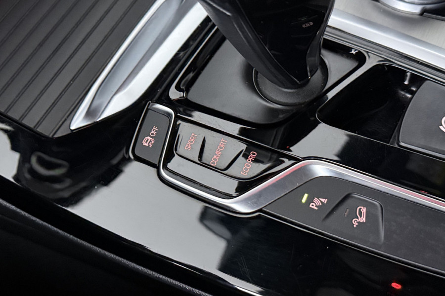 BMW X3 XDrive20i Launch Edition High Executive (TREKHAAK, STOEL/STUUR VERWARMING, DIGITALE COCKPIT, DEALER ONDERHOUDEN)