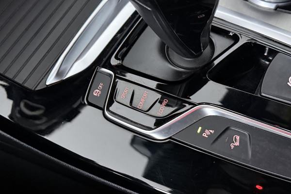 BMW X3 XDrive20i Launch Edition High Executive (TREKHAAK, STOEL/STUUR VERWARMING, DIGITALE COCKPIT, DEALER ONDERHOUDEN)