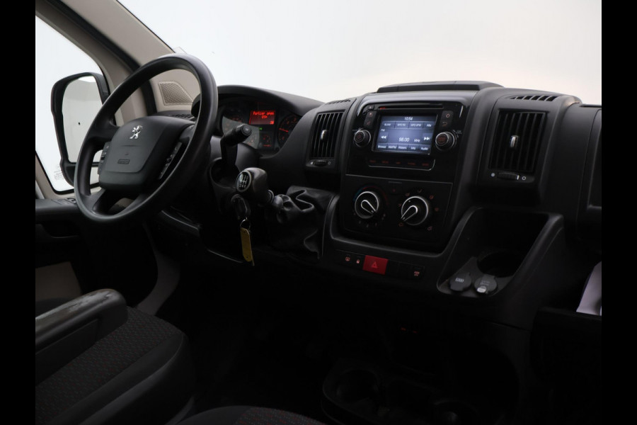 Peugeot Boxer 330 2.0 BLUEHDI 130 PK EURO 6 + CAMERA | TREKHAAK | NAVIGATIE | CRUISE | AIRCO