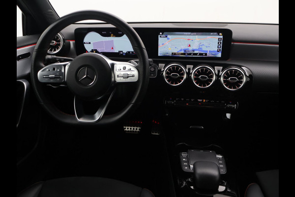 Mercedes-Benz A-Klasse 180 AUT. AMG SPORT + MBUX | SFEERVERLICHTING | CAMERA | SPORTSTOELEN