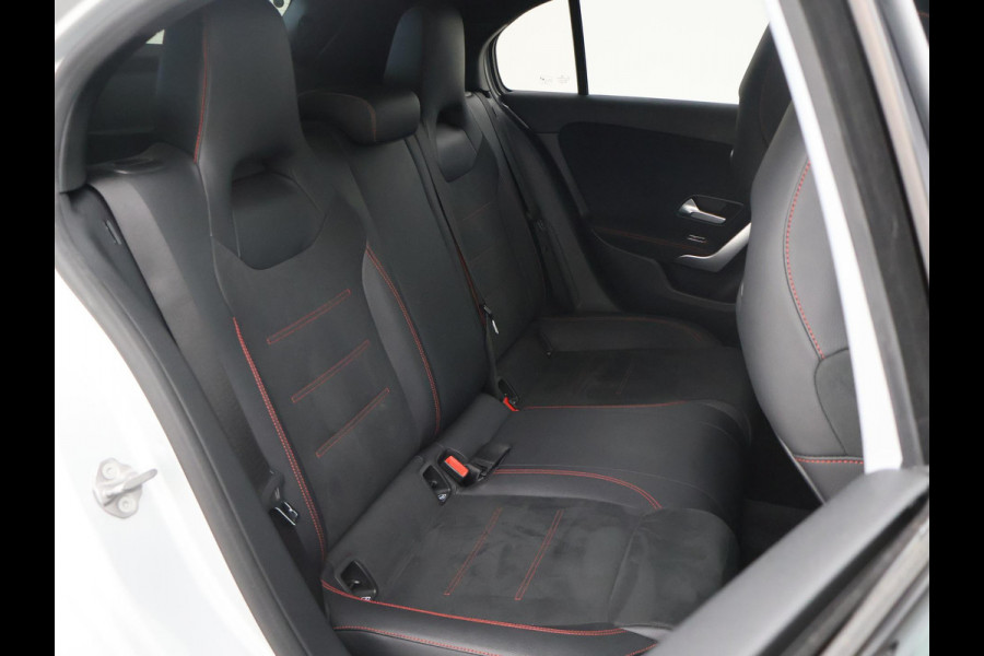 Mercedes-Benz A-Klasse 180 AUT. AMG SPORT + MBUX | SFEERVERLICHTING | CAMERA | SPORTSTOELEN