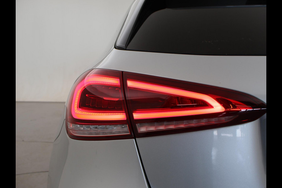 Mercedes-Benz A-Klasse 180 AUT. AMG SPORT + MBUX | SFEERVERLICHTING | CAMERA | SPORTSTOELEN
