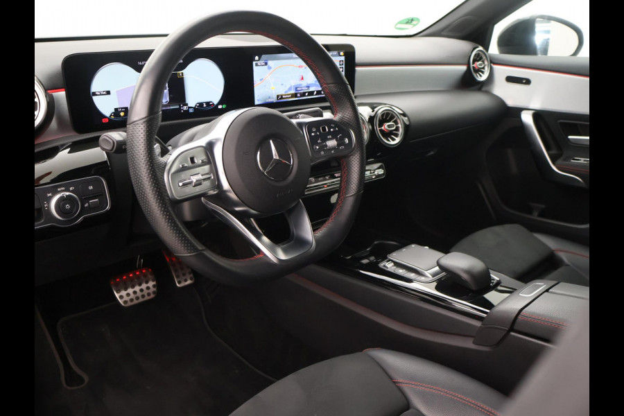 Mercedes-Benz A-Klasse 180 AUT. AMG SPORT + MBUX | SFEERVERLICHTING | CAMERA | SPORTSTOELEN