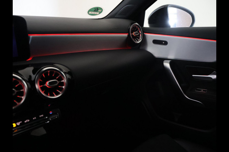 Mercedes-Benz A-Klasse 180 AUT. AMG SPORT + MBUX | SFEERVERLICHTING | CAMERA | SPORTSTOELEN