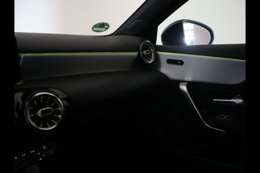Mercedes-Benz A-Klasse 180 AUT. AMG SPORT + MBUX | SFEERVERLICHTING | CAMERA | SPORTSTOELEN